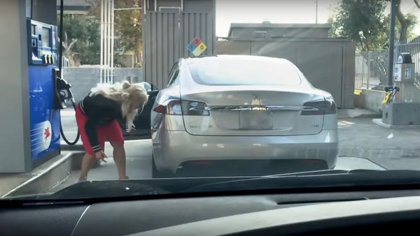 Blonde, Tesla and Gas Station? - Sputnik International