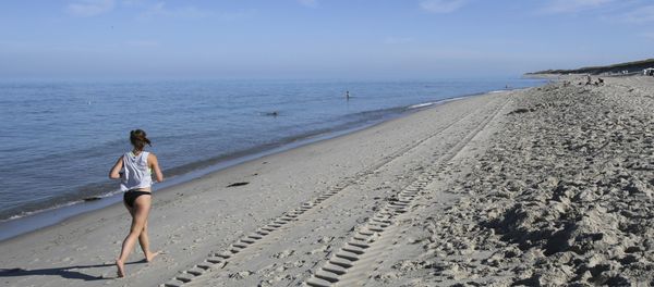 A woman running on a beach - Sputnik International