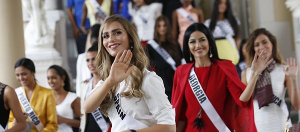 Miss Spain Angela Ponce, center, the first transgender woman to take part in the Miss Universe contest and with Miss Universe 2018 contestants visit the Government House in Bangkok, Thailand Tuesday, Dec. 11, 2018. - Sputnik International