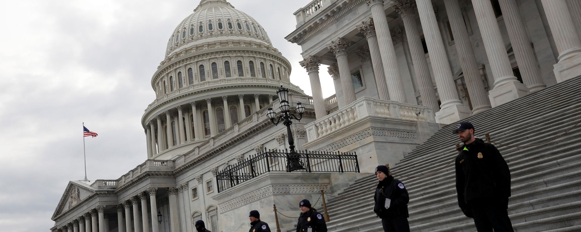Capitol Hill Police officers look on as activists gather at the US Capitol to protest President Donald Trump's executive actions on immigration in Washington January 29, 2017 - Sputnik International, 1920, 17.09.2021