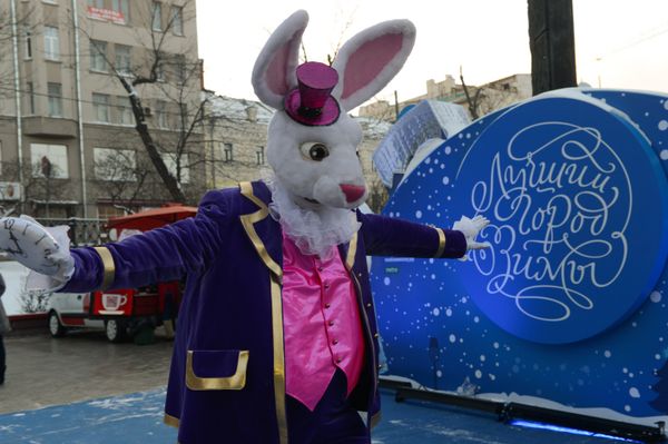 A participant during the festive events on Chistoprudny Boulevard in Moscow A participant during the festive events on Chistoprudny Boulevard in Moscow - Sputnik International
