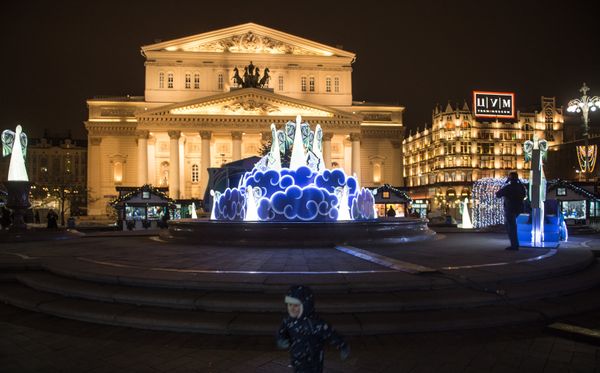 Holiday installations on Teatralnaya Square in Moscow Holiday installations on Teatralnaya Square in Moscow - Sputnik International