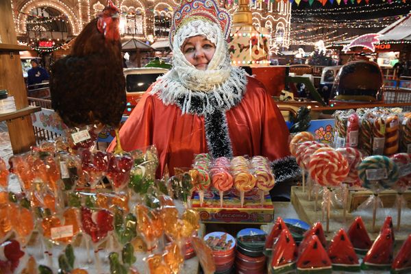 A lollipop vendor at the traditional GUM Fair near the GUM skating rink on Moscow's Red Square. A lollipop vendor at the traditional GUM Fair near the GUM skating rink on Moscow's Red Square. - Sputnik International