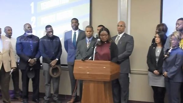 Local activists in Kentucky’s largest city, Louisville, are calling for a citizens’ campaign to hold police accountable by recording them after a video of city officers brutalizing a man went viral. - Sputnik International