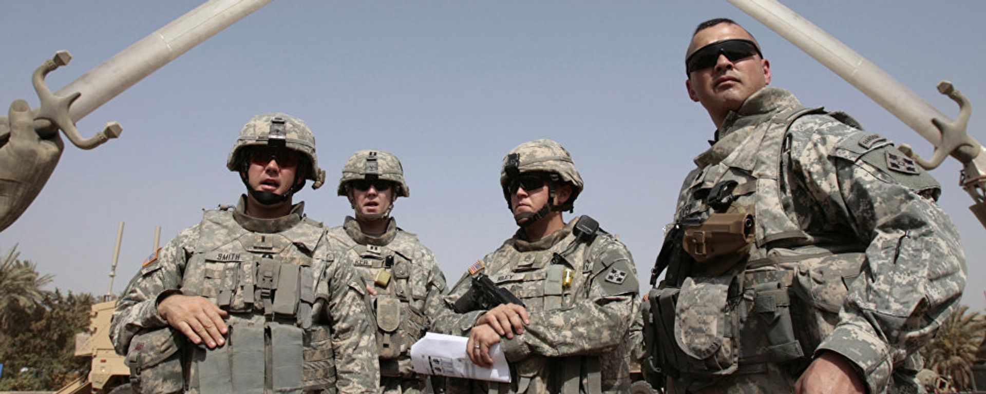 US soldiers stand near the landmark Hands of Victory, built by executed Iraqi president Saddam Hussein to commemorate Iraq's victory in the Iran-Iraq war, inside Baghdad's Green Zone as they prepare to go on a mission on July 5, 2008 US soldiers stand near the landmark Hands of Victory, built by executed Iraqi president Saddam Hussein to commemorate Iraq's victory in the Iran-Iraq war, inside Baghdad's Green Zone as they prepare to go on a mission on July 5, 2008 - Sputnik International, 1920, 27.02.2021
