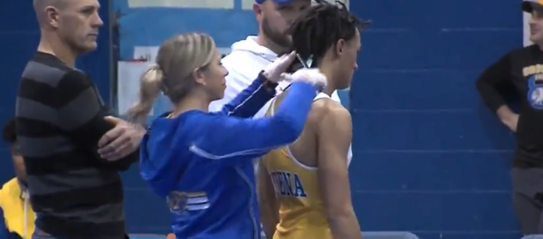 Teenaged wrestler forced to cut his dreadlocks prior to match after referee refuses to let him compete - Sputnik International