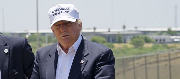 Donald Trump attends a news conference near the U.S.-Mexico border - Sputnik International