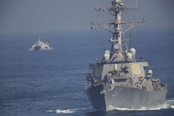 The USS Mitscher, part of a strike group led by the USS John C. Stennis aircraft carrier, sails as an Iranian Revolutionary Guard vessel shadows it on Friday, Dec. 21, 2018.  - Sputnik International