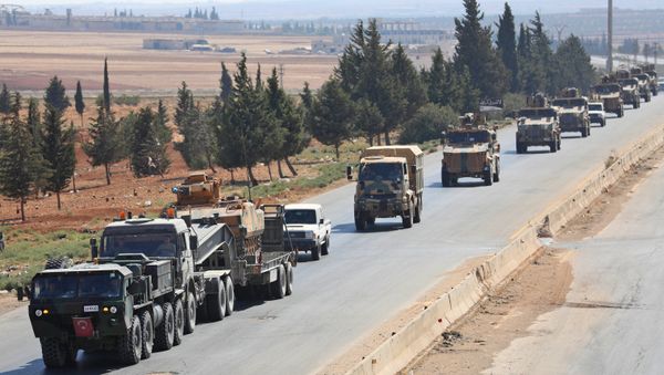 Turkish forces are seen in a convoy on a main highway between Damascus and Aleppo - Sputnik International