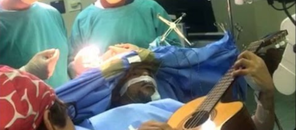 Jazz guitarist Musa Manzini plays through brain surgery Jazz guitarist Musa Manzini plays through brain surgery - Sputnik International