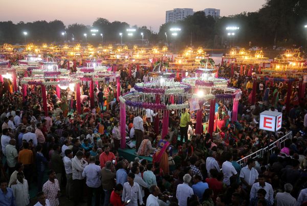 Brides and Grooms During Mass Wedding Ceremony in India Brides and Grooms During Mass Wedding Ceremony in India - Sputnik International