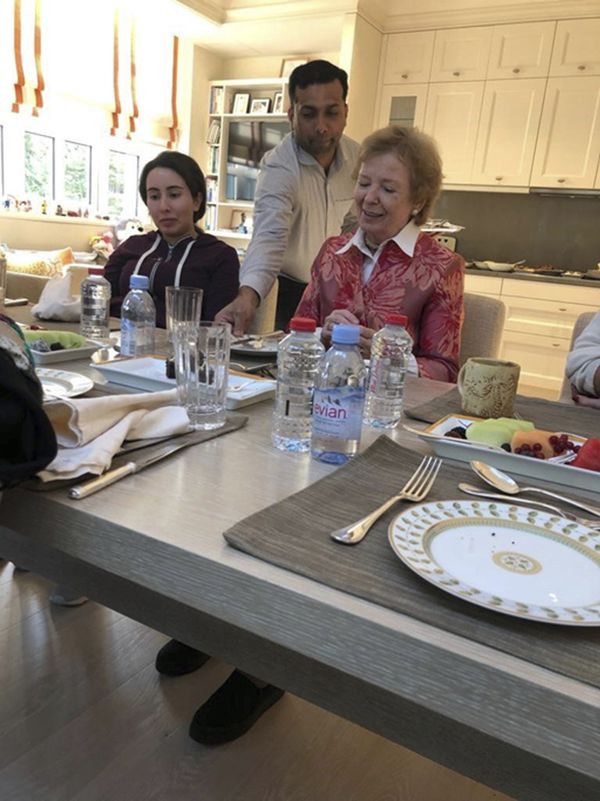 In this Dec. 15, 2018 photo, released on Monday, Dec. 24, 2018, by the United Arab Emirates' Ministry of Foreign Affairs and International Cooperation, Sheikha Latifa bint Mohammed Al Maktoum, a daughter of Dubai's ruler Sheikh Mohammed bin Rashid Al Maktoum, left, eats a meal with Mary Robinson, a former United Nations High Commissioner for Human Rights and former president of Ireland, right, in Dubai, United Arab Emirate - Sputnik International
