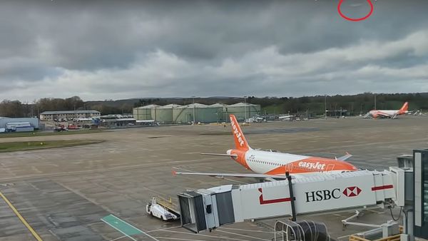 Gatwick Airport Drone 20th December 2018, view from North Terminal at 12:35pm, not seen it yet! - Sputnik International