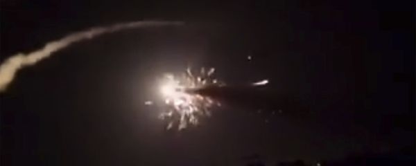 This frame grab from a video provided by the Syrian official news agency SANA shows missiles flying into the sky near Damascus, Syria, Tuesday, Dec. 25, 2018. - Sputnik International