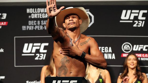 Dec 7, 2018; Toronto, ON, Canada; Alex Oliveira poses as he weighs in during weigh-ins for UFC 231 at Scotiabank Arena. - Sputnik International