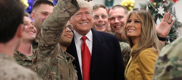 U.S. President Trump and the First Lady greet military personnel at the dining facility during an unannounced visit to Al Asad Air Base, Iraq - Sputnik International