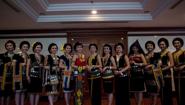 Malaysian women from the indigenous Kadazandusun community of Sabah pose before taking part in the annual Unduk Ngadau Kaamatan, a cultural beauty pageant held in conjuction with the harvest festival in Kuala Lumpur on May 7, 2016 Malaysian women from the indigenous Kadazandusun community of Sabah pose before taking part in the annual Unduk Ngadau Kaamatan, a cultural beauty pageant held in conjuction with the harvest festival in Kuala Lumpur on May 7, 2016 - Sputnik International