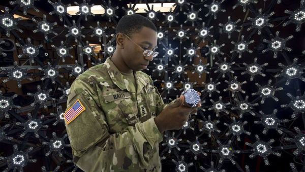A Soldier demonstrates the Light Stage X capture system technology - Sputnik International