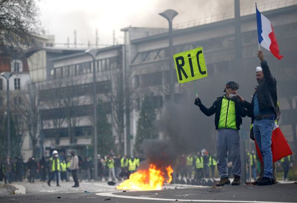 Protesters wearing yellow vests attend a demonstration of the yellow vests movement in Nantes, France, December 22, 2018 - Sputnik International