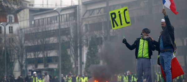Protesters wearing yellow vests attend a demonstration of the yellow vests movement in Nantes, France, December 22, 2018 - Sputnik International