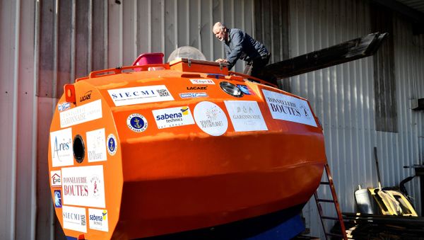 Jean-Jacques Savin, a former paratrooper, 71, works on the construction of a ship made from a barrel at the shipyard in Ares, southwestern France. Jean-Jacques Savin is attempting since December 26, 2018 to cross the Atlantic Ocean in a barrel only pushed by the ocean currents, from the Canary Islands to the Caribbean Sea. - Sputnik International