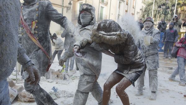 Revellers dressed in mock military garb take part in the Els Enfarinats battle in the southeastern Spanish town of Ibi on December 28, 2017 - Sputnik International