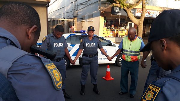 Police and traffic officials from Somerset West band together in prayer - Sputnik International