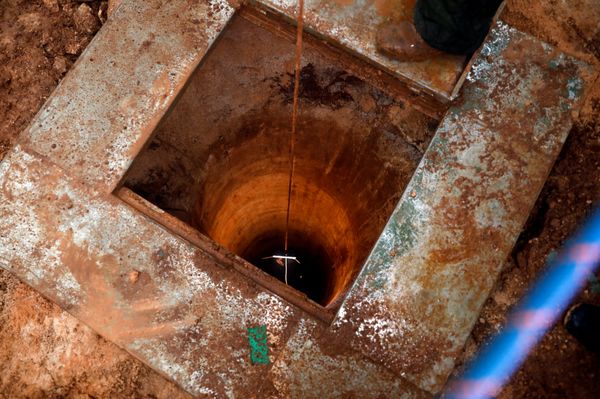 An Israeli soldier lowers a camera down an Israeli-dug hole into a cross-border tunnel dug from Lebanon into Israel, as seen on the Israeli side of the border, near the town of Metula December 19, 2018 - Sputnik International