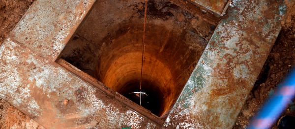An Israeli soldier lowers a camera down an Israeli-dug hole into a cross-border tunnel dug from Lebanon into Israel, as seen on the Israeli side of the border, near the town of Metula December 19, 2018 An Israeli soldier lowers a camera down an Israeli-dug hole into a cross-border tunnel dug from Lebanon into Israel, as seen on the Israeli side of the border, near the town of Metula December 19, 2018 - Sputnik International