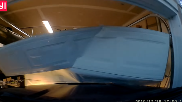 Long Road Ahead: US Teen Breaks in Driver’s Permit and Parents’ Garage Door - Sputnik International
