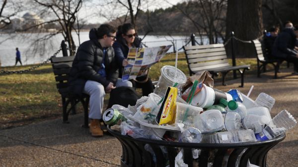 A trash can overflows as people site outside of the Martin Luther King Jr. Memorial by the Tidal Basin, Thursday, Dec. 27, 2018, in Washington, during a partial government shutdown - Sputnik International