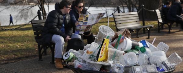 A trash can overflows as people site outside of the Martin Luther King Jr. Memorial by the Tidal Basin, Thursday, Dec. 27, 2018, in Washington, during a partial government shutdown A trash can overflows as people site outside of the Martin Luther King Jr. Memorial by the Tidal Basin, Thursday, Dec. 27, 2018, in Washington, during a partial government shutdown - Sputnik International