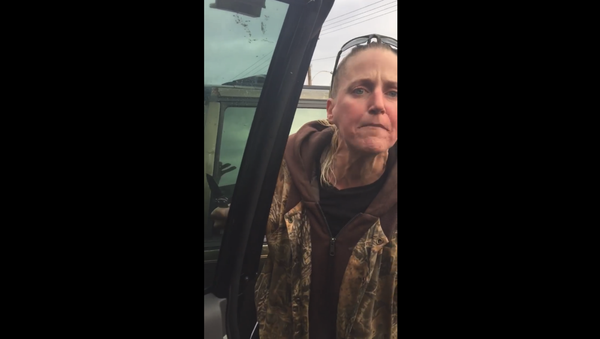 US woman goes on racist rant and brandishes knife on family in Oregon - Sputnik International