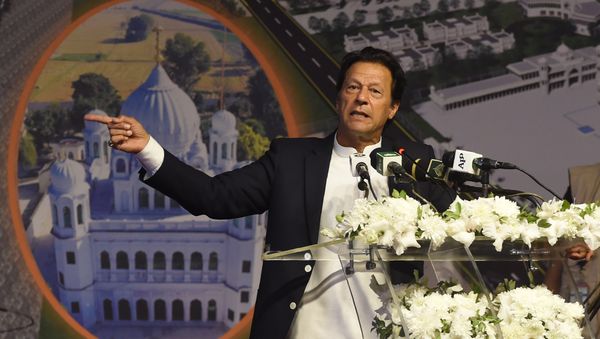 Pakistan Prime Minister Imran Khan (C) addresses the groundbreaking ceremony for the Kartarpur Corridor in Kartarpur on November 28, 2018 - Sputnik International