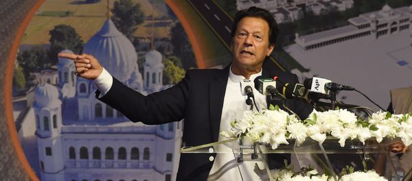 Pakistan Prime Minister Imran Khan (C) addresses the groundbreaking ceremony for the Kartarpur Corridor in Kartarpur on November 28, 2018 - Sputnik International