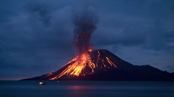 The Anak Krakatau (Child of Krakatau) volcano sends up powerful clouds of hot gasses, rocks, and lava - Sputnik International