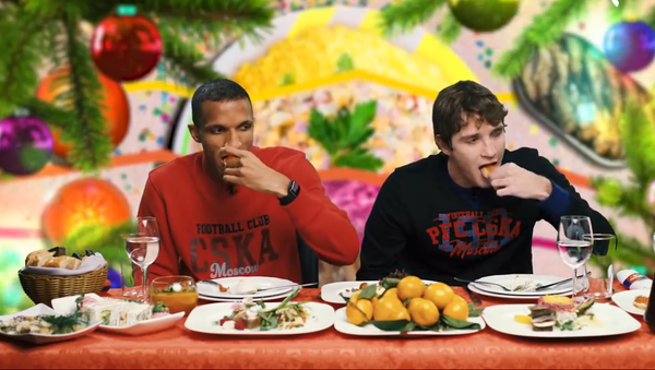 CSKA football players eating traditional Russian dishes - Sputnik International