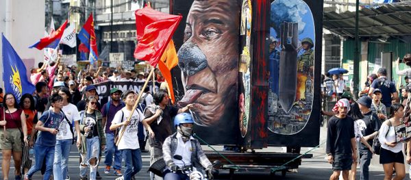 Protesters march with a rotating effigy of Philippine President Rodrigo Duterte for a rally near the Presidential Palace to mark the UN Declaration of International Human Rights Day Monday, Dec. 10, 2018 in Manila, Philippines. The protesters accuse the President of alleged rampant human rights violations since taking office more than two years ago - Sputnik International