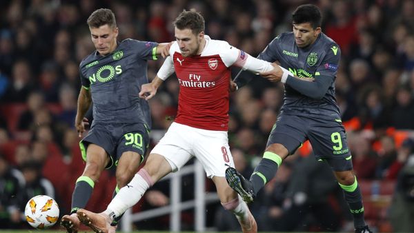 Arsenal's Aaron Ramsey, pictured taking on two Sporting Lisbon defenders, may be leaving in January - Sputnik International
