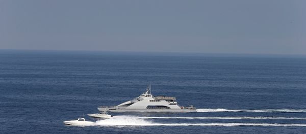Iranian Revolutionary Guards speed boats are seen near the USS John C. Stennis carrier - Sputnik International