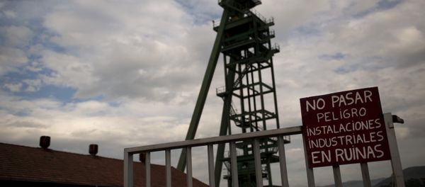 a banner reading in Spanish No entry, dangerous, industrial facilities are on the point of collapse is seen at the main entrance of La Camocha mine, abandoned five years ago because of the coal crisis in Hueces, near Gijon, Spain. a banner reading in Spanish No entry, dangerous, industrial facilities are on the point of collapse is seen at the main entrance of La Camocha mine, abandoned five years ago because of the coal crisis in Hueces, near Gijon, Spain. - Sputnik International