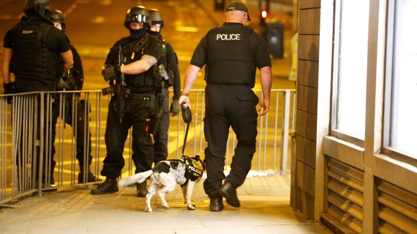 Armed police officers stand near the Manchester Arena - Sputnik International