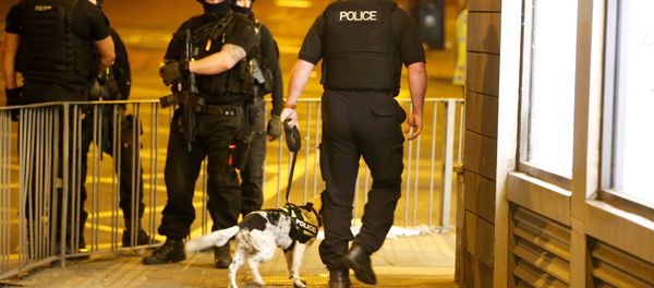 Armed police officers stand near the Manchester Arena Armed police officers stand near the Manchester Arena - Sputnik International