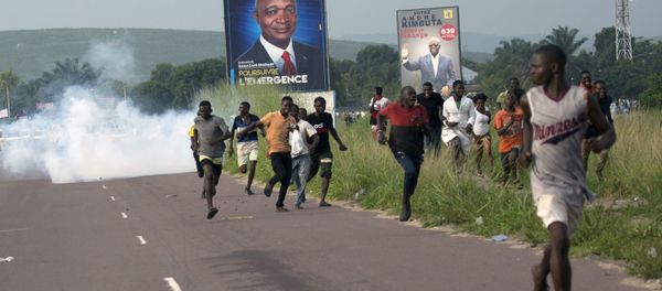 Supporters of opposition candidate Martin Fayulu run from tear gas fired by police in Nsele, Democratic Republic of the Congo, on December 19 - Sputnik International