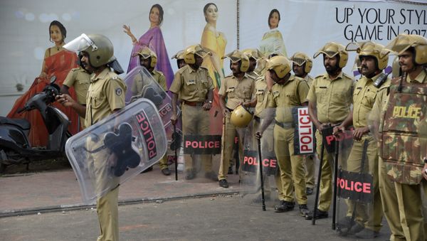 Policemen stand guard near the state secretariat anticipating protests following reports of two women of menstruating age entering the Sabarimala temple, one of the world's largest Hindu pilgrimage sites, in Thiruvananthapuram, Kerala, India, 2 January 2019 - Sputnik International