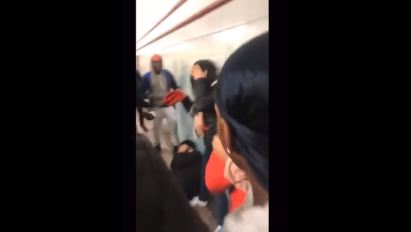 Travelers waiting at a Chicago train station get attack by group of teenagers. One arrest has been made. - Sputnik International