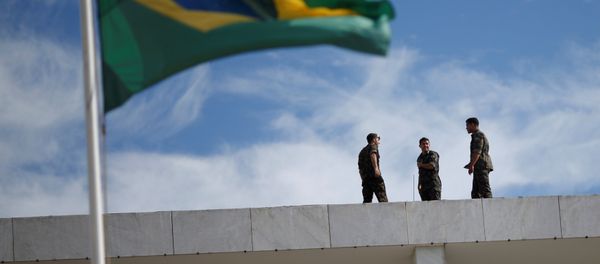 Brazilian Army soldiers are seen near the Brazilian flag Brazilian Army soldiers are seen near the Brazilian flag - Sputnik International