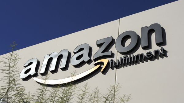 In this 11 November 2010 file photo, the Amazon.com logo adorns an Amazon.com fulfilment centre in Goodyear, Arizona., one of several centres in the Phoenix metro area to open in recent years.  - Sputnik International