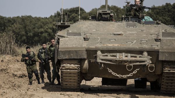 Israeli soldiers stand by a tank near the Israel Gaza border Israeli soldiers stand by a tank near the Israel Gaza border - Sputnik International