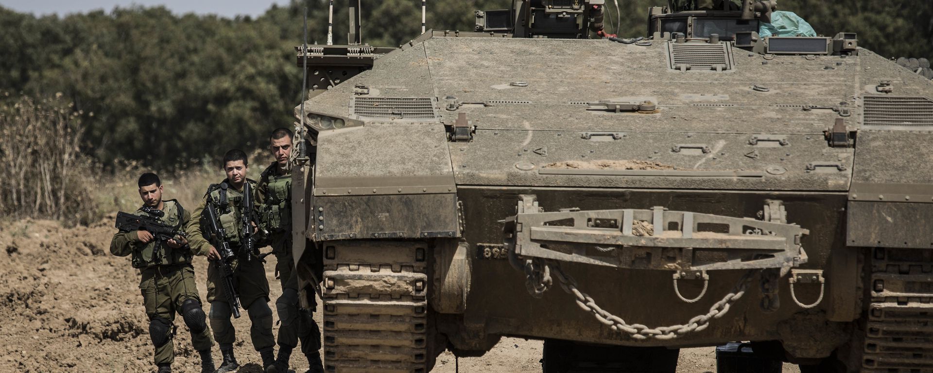 Israeli soldiers stand by a tank near the Israel Gaza border - Sputnik International, 1920, 24.06.2024